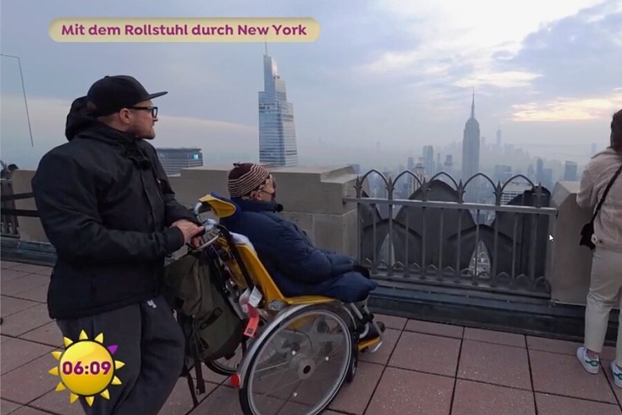 Schicksal Alzheimer: Wie ein Ex-Pfarrer aus Mittelsachsen mit seinem Sohn New York entdeckt - Philipp und Rainer Hageni bei ihrer Rollstuhl-Fahrrad-Tour durch New York, hier auf dem Rockefeller Centre. Der Fernsehsender Sat1 zeigt drei Kurzfilme von der Reise im Frühstücksfernsehen.