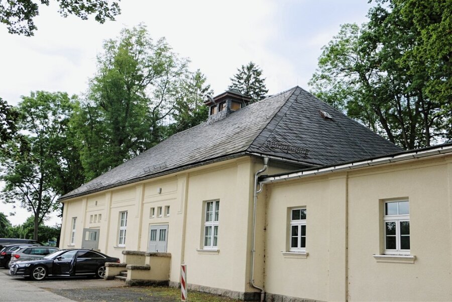 Schieferdach löchrig wie ein Käse: Mühltroffer Sportler senden einen Hilferuf aus - Das Dach der Turnhalle in Mühltroff muss dringend saniert werden. 