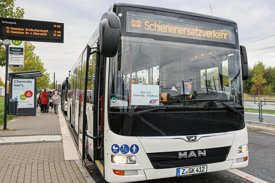Schienenersatzverkehr bei der Citybahn zwischen Chemnitz und Aue: Nicht jede Haltestelle wird bedient - Bus statt Bahn: An der Haltestelle Technopark in Chemnitz wechseln Pendler und Reisende zwischen Zug und Bus. Die Zugstrecke nach Aue ist wegen Bauarbeiten gesperrt. Der Bus im Bild bedient die Strecke nach Thalheim.