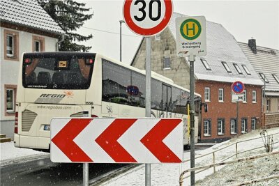 Schild an Bushaltestelle: Bürgermeister von Wechselburg sieht Gefahr - Durch ein rot-weißes Schild ist die Bushaltestelle an der Kreisstraße in Wechselburg nach der Bahnbrücke in Richtung Markt seit kurzem abgesichert. Der Bürgermeister sieht darin eine Gefahr. 