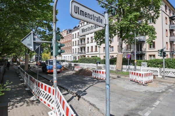 Erst frisch markiert, dann abgefräst: 115 Meter auf der Weststraße. Die Baustelle soll bis 10. Juni dauern. 