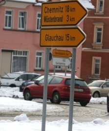 Schilder-Irrtum: Näher dran und doch weiter weg - 
              <p class="artikelinhalt">Am Kreisverkehr an der Goldbachstraße stehen diese Hinweisschilder...</p>
            