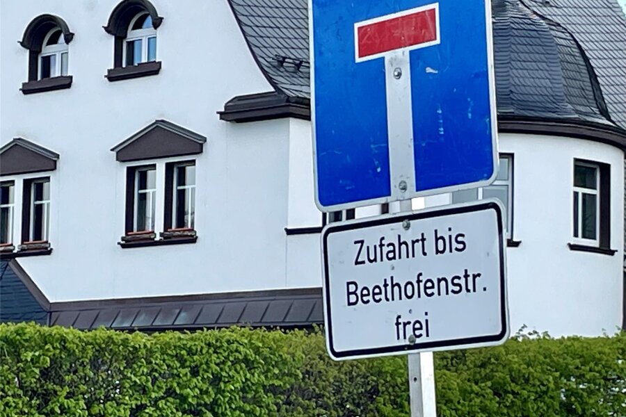 Schilder-Panne: Diese Straßensperrung bringt Erzgebirger zum Schmunzeln - Schmunzeln ist erlaubt: In Raschau heißt die Beethovenstraße derzeit Beethofenstraße.