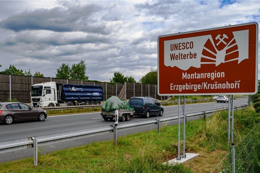 Schilder werben an Autobahn für Welterberegion - 