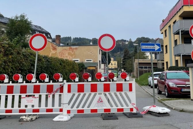 Schilder werden zunehmend ignoriert - Mehr geht nicht, um wie hier in der Schwarzenberger Badwiese deutlich zu machen, dass keiner durchfahren darf.