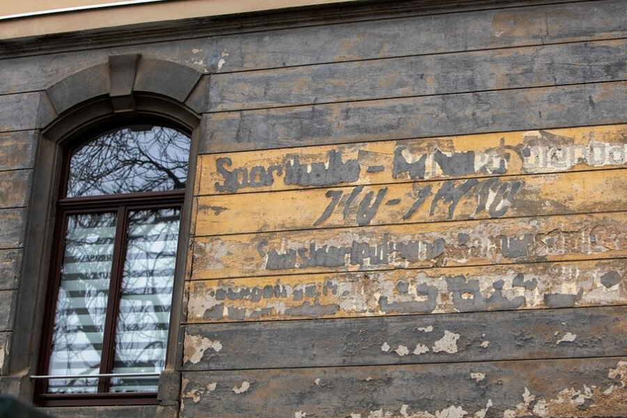 Schillerstraße 3 in Plauen: Inschrift an Hausfassade gibt Rätsel auf - Reste dieser Inschrift an der Schillerstraße 3 geben Rätsel auf