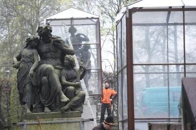 Schillingsche Figuren am Chemnitzer Schloßteich enthüllt - Die Glashüllen, die die Schillingschen Figuren im Winter schützen, wurden entfernt.