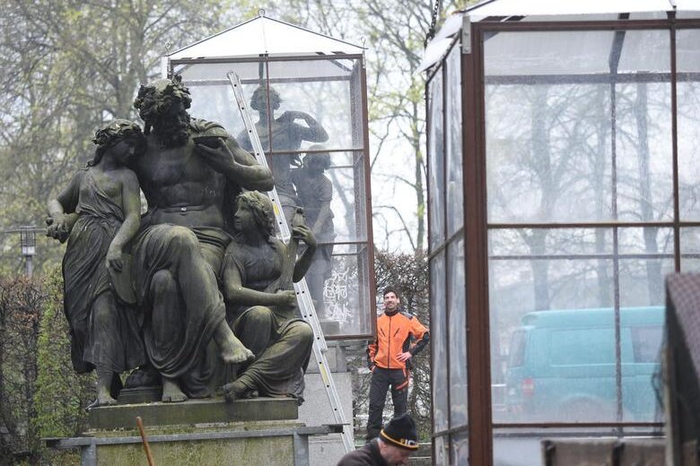 Schillingsche Figuren am Chemnitzer Schloßteich enthüllt - Die Glashüllen, die die Schillingschen Figuren im Winter schützen, wurden entfernt.