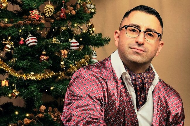 "Schimpf doch nicht": Broilers-Sänger Sammy Amara im exklusiven Weihnachts-Interview rund um das Album "Santa Claus" - Weihnachts-Styler: Broilers-Kopf Sammy Amara mag keine kaputtgeschlagenen Bäumchen. 