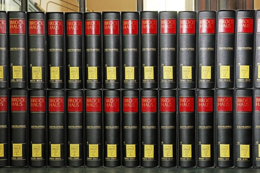 Schindluder mit Lexika-Sammelbänden - Brockhaus-Bücher, fotografiert in der Zwickauer Ratsschulbibliothek. 