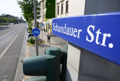 Schläge und Tritte: Grünen-Helferin schildert Angriff - Ein Straßenschild „Schandauer Straße“ ist in Striesen über einer Ampel montiert.