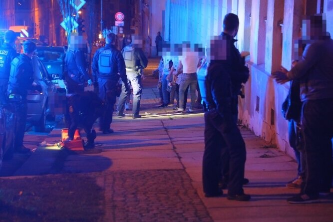 Die Polizei Montagabend vor Ort an der Zietenstraße. Bis zu 20 Personen sollen dort in eine Schlägerei verwickelt gewesen sein. 