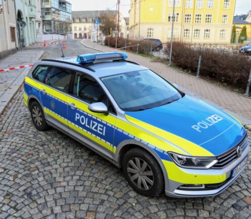 Schlägerei in Aue: Tatverdächtiger in Haft - Nach dem Fund eines bewusstlosen Mannes war der Bereich um die Schulbrücke in Aue am Neujahrsmorgen weiträumig abgesperrt worden. 