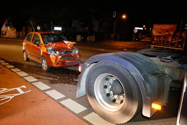 Schlägerei und Unfall in Ebersdorf - Ein Chevrolet krachte auf einen Lkw. Der Laster-Fahrer musste stark bremsen, weil eine Flasche auf die Fahrbahn geworfen wurde.