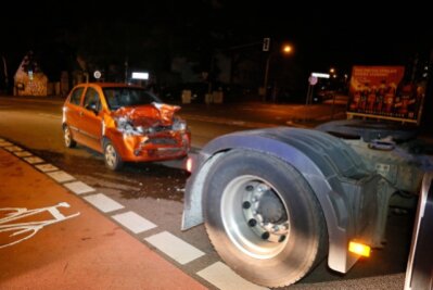 Schlägerei und Unfall in Ebersdorf - Ein Chevrolet krachte auf einen Lkw. Der Laster-Fahrer musste stark bremsen, weil eine Flasche auf die Fahrbahn geworfen wurde.