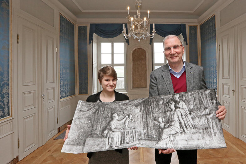 Schlafgemach auf Schloss Wildenfels zeigt sich wieder prunkvoll - Dorothea List, Museumschefin, und Karl Weiss, Vorsitzender des Fördervereins Schloss Wildenfels, im Mondscheinzimmer.