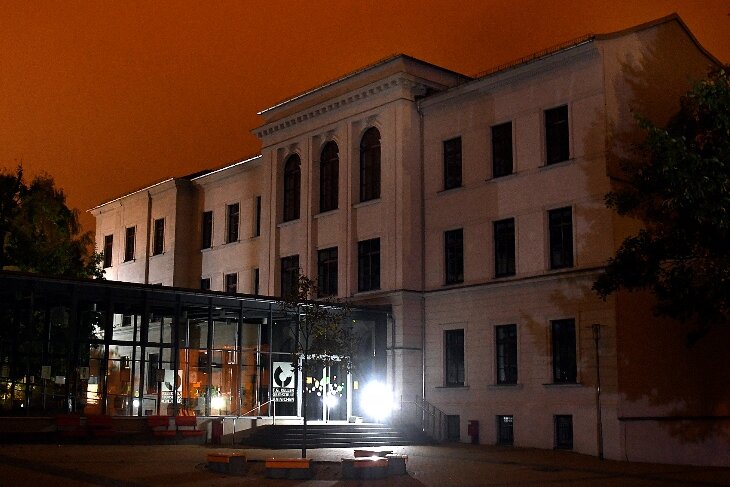 Schlaflos in Hainichen: Sirene ist nicht zu stoppen - Die Friedrich-Gottlob-Keller-Oberschule in der Nacht zum Dienstag. Gegen 1.30 Uhr suchten Polizisten mit Taschenlampen nach der Ursache für den Alarm.