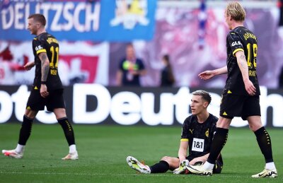"Schlag aufs Maul": Brandts Klartext nach Leipzig-Pleite - Dortmunds Nico Schlotterbeck (M) reagiert neben seinen Teamkollegen Marco Reus (l) und Julian Brandt.