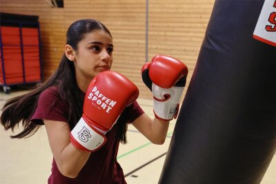 Schlagkräftig: Diese 14-jährige Schwarzenbergerin überrascht sogar ihren Trainer mit Gold - Haut kräftig und gezielt drauf: Sara Hussein gehört zu den aktuell größten Talenten des SV Schwarzenberg. Die junge Boxerin ist deutsche Meisterin der Kadetten.