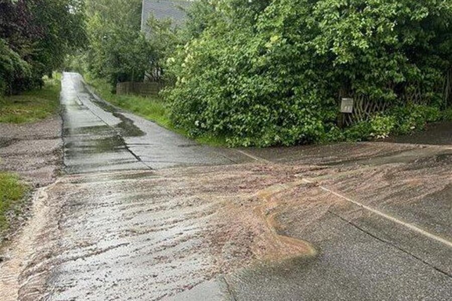 Schlamm überflutet Straßen in Geringswalde - Nach einem Gewitter schoss an der Auenstraße Wasser von einem Feld auf die Fahrbahn.