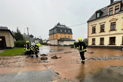 Schlamm und Geröll überfluten Straßen und Keller - Ronny Küttner