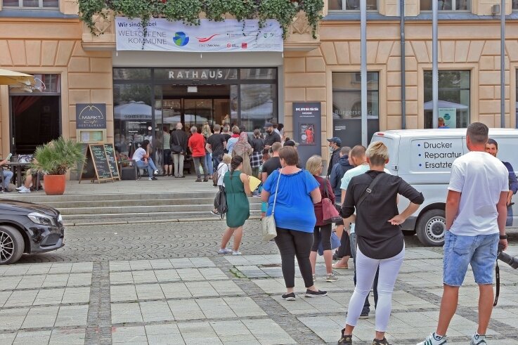 Schlange vor dem Rathaus - Obwohl es nichts umsonst gab, nahmen viele Zwickauer am Montag eine Wartezeit in Kauf, um ins Rathaus zu gelangen. 