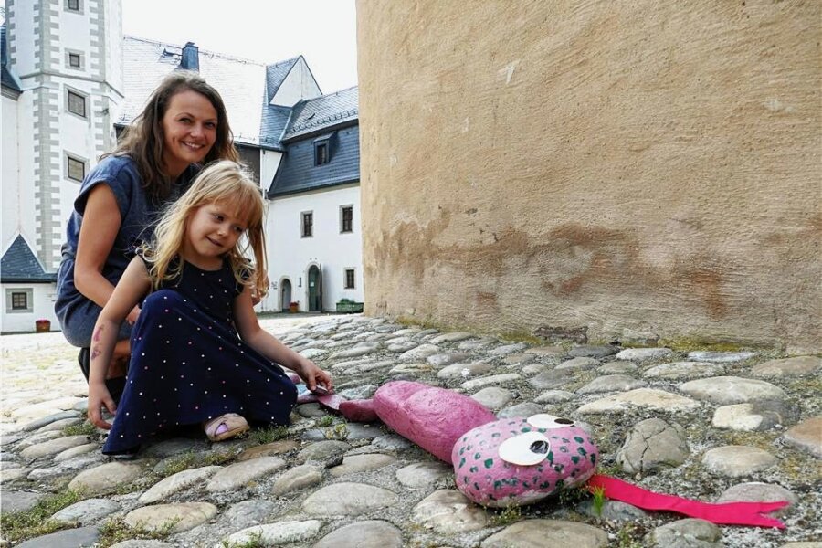 Schlange Zschoopi wartet im Schloss Wildeck auf Stärkung - Mit ihrer Tochter hat Christiane Schlegel selbst schon dafür gesorgt, dass die Schlage Zschoopi wächst.