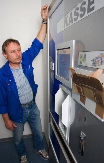 Schlangen vor der Kasse - 
              <p class="artikelinhalt">Hausmeister Rudolf Senkyr steht am aufgebrochenen Kassenautomat, der vorerst nicht mehr benutzt werden kann. </p>
            