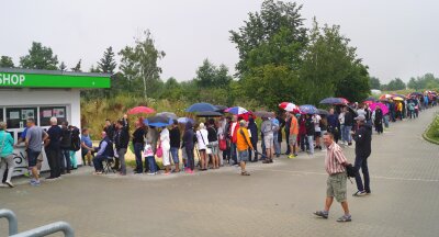 Schlangestehen für Dortmund-Spiel - Mehrere hundert FSV-Mitglieder harrten selbst im Regen geduldig aus, um an ihre Karten zu gelangen.