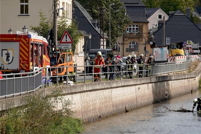 Schlauch platzt - Heizöl läuft in die Zwönitz - Im Bereich der Turnstraße und der Oberen Hauptstraße wurde am Freitagmittag eine nach Diesel riechende Flüssigkeit entdeckt. 