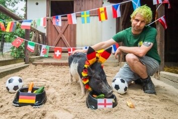 Schlechte Aussichten für deutsche Elf - Tierpfleger Peter Hömke und Rudi. 