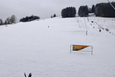 Schlechte Karten für Wintersportfans im Erzgebirge - Nur an den Hängen kann noch gewedelt werden - Der Skihang in Holzhau ist - Stand Freitag, 12 Uhr - am Sonntag noch einmal geöffnet.