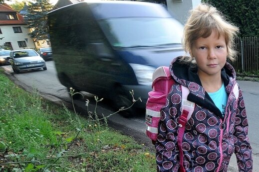 Schleichweg durch Zschöppichen entpuppt sich als gefährlich - Die sechsjährige Lissy Funke steht morgens, 7.15 Uhr in Zschöppichen, ihr Weg zum Schulbus ist derzeit als Umleitung überlastet.