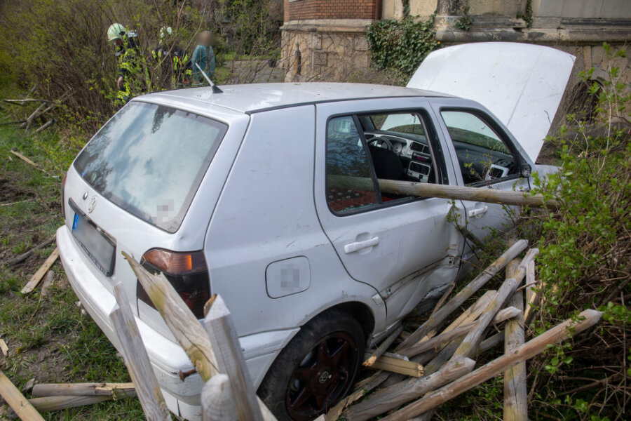 Schlettau: Auto durchbricht Gartenzaun - 
