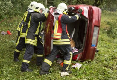 Schlettau: Subaru stürzt Böschung hinab - Zwei Personen verletzt - 