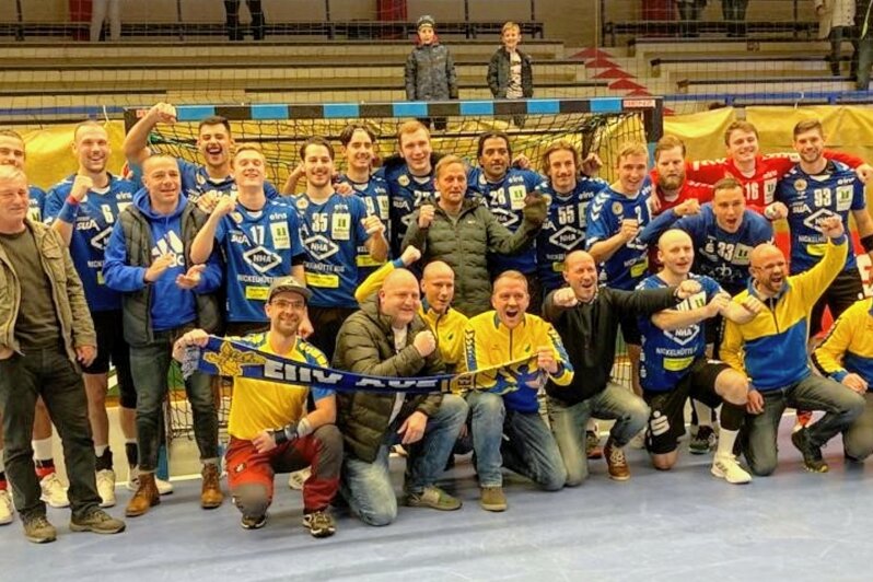 Schlettauer Fußball-Oldies feiern mit Auer Handball-Profis - 