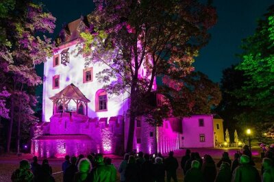 Schlettauer Schloss wird in buntes Licht gehüllt - Am Samstagabend wurde das Schlettauer Schloss in bunten Farben und mit Lichteffekten angestrahlt. 