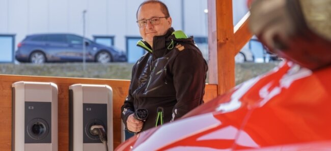 Privat hat Sven Ziller eine Ladestation für sein E-Auto. Nun baut er in Schlettau im Stadtgebiet vier weitere mit je zwei Ladepunkten. 