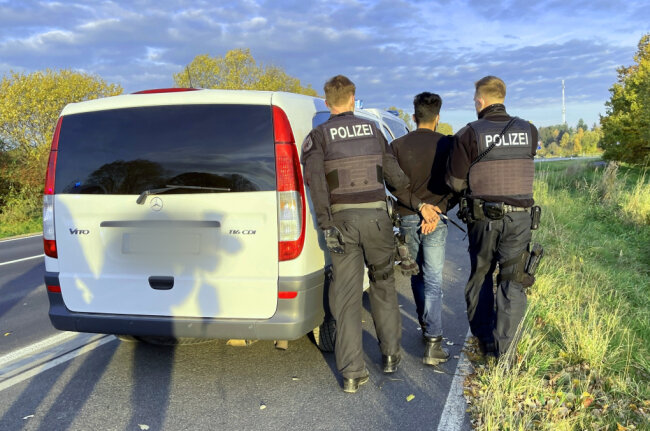 Görlitz, im Oktober 2021: Bundespolizisten setzen einen Mann fest bei einer Aktion gegen Schleuser auf der Bundesstraße 115 nahe der deutsch-polnischen Grenze.