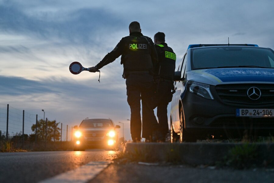 Schleusung in Sattelzug: Fahrer und Beifahrer verhaftet - Bundespolizisten bei einer Grenzkontrolle.