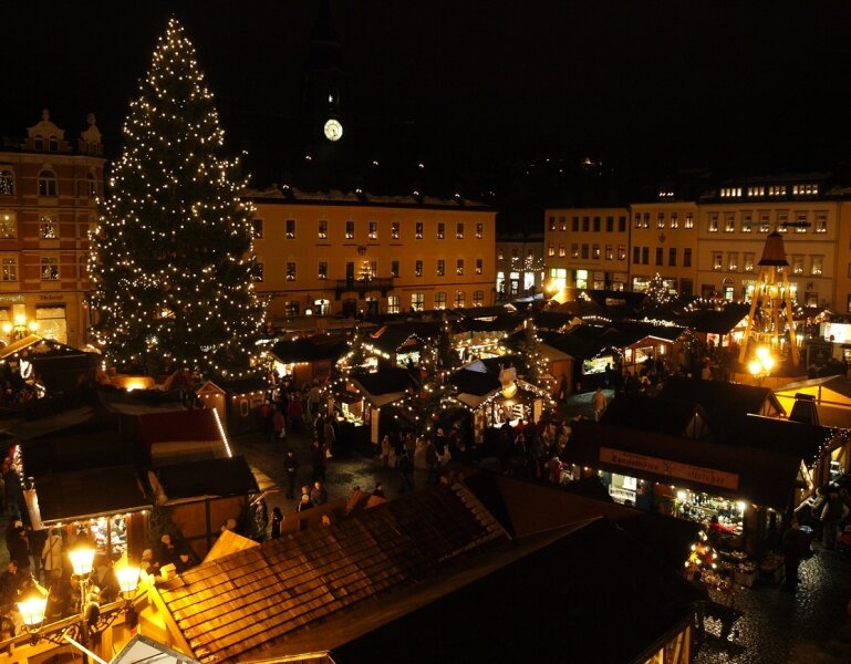 Schließt Weihnachtsmarkt zu früh? - Noch bis Sonntag erstrahlt der Annaberger Weihnachtsmarkt in hellem Lichterglanz.