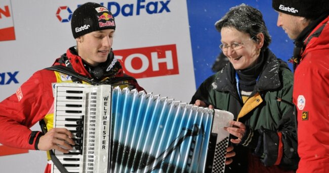 Gregor Schlierenzauer erhielt 2009 für seinen Sieg ein Weltmeister-Akkordeon von der damaligen Harmona-Geschäftsführerin Gabriele Herberger. Auf dem Balg ist das Bild der Klingenthaler Schanze. 