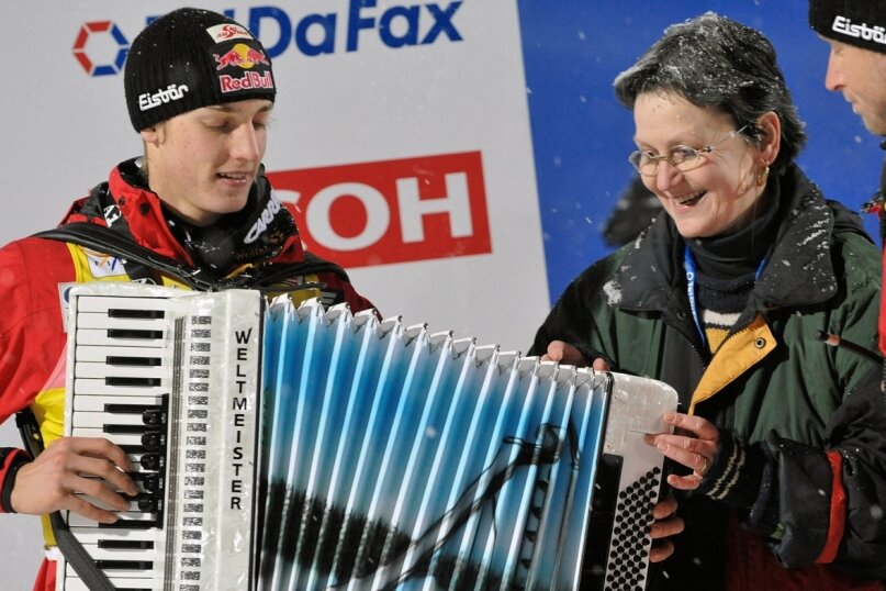 Gregor Schlierenzauer erhielt 2009 für seinen Sieg ein Weltmeister-Akkordeon von der damaligen Harmona-Geschäftsführerin Gabriele Herberger. Auf dem Balg ist das Bild der Klingenthaler Schanze. 