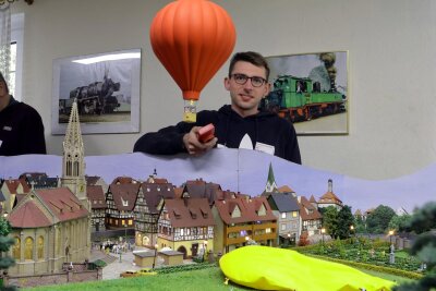 Schließung der Annaparkhütte in Meerane: Wie es für die Modellbahner und ihre riesige Clubanlage weitergeht - Vereinsmitglied Sven Schubert lässt zur Ausstellung wieder einen Heißluftballon steigen.