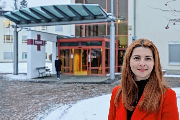 Schließung der Lichtensteiner Geburtsklinik wühlt auf - Klinik-Geschäftsführerin Diana Lohmann am Eingang des Lichtensteiner DRK-Krankenhauses. 