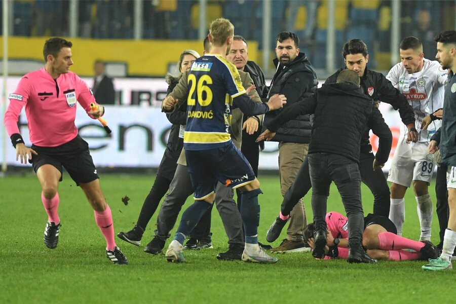 Schlimme Szenen in der Türkei: Clubpräsident schlägt Fußballschiedsrichter nieder - Gewalt nach Abpfiff: Schiedsrichter Halil Meler am Boden, aufgebrachte Funktionäre versetzen ihm Schläge und Tritte.