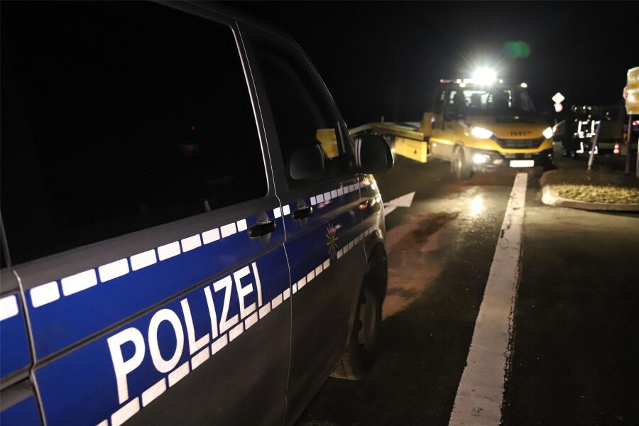 Schlimmer Unfall an B 93-Kreuzung in Langenweißbach: Fünf Personen kommen mit schweren Verletzungen in Krankenhäuser - Einsatzkräfte leuchten die Unfallstelle aus und sichern sie.