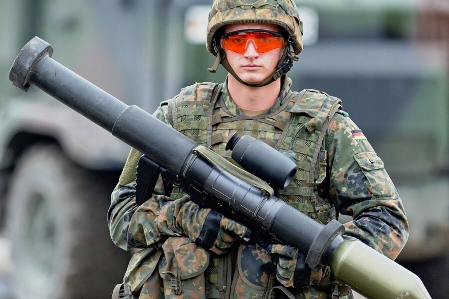 Ein Bundeswehrsoldat hält bei einer Übung eine Panzerfaust 3 in der Hand. Deutschland liefert nun Waffen wie diese an die Ukraine. 