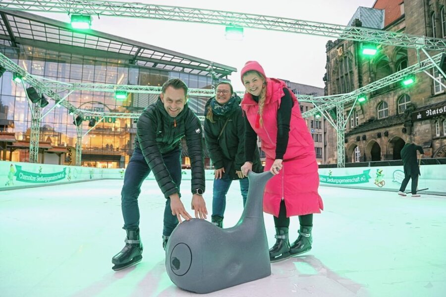 Schlittschuhe an: Chemnitzer Eisbahn vor dem Rathaus ist eröffnet - Sascha Brandt und Lisa Runkel, Geschäftsführer und Mitarbeiterin der Eissport und Freizeit GmbH, und Laura Kircheis (rechts), Mitarbeiterin der CSG, trauten sich auch bei schlechtem Wetter aufs Eis. 