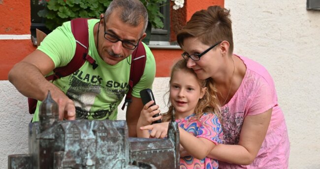 Die sechsjährige Lucy hat mit ihren Eltern Lars und Melanie Seyferth den Audioguide auf Schloss Rochsburg getestet. 